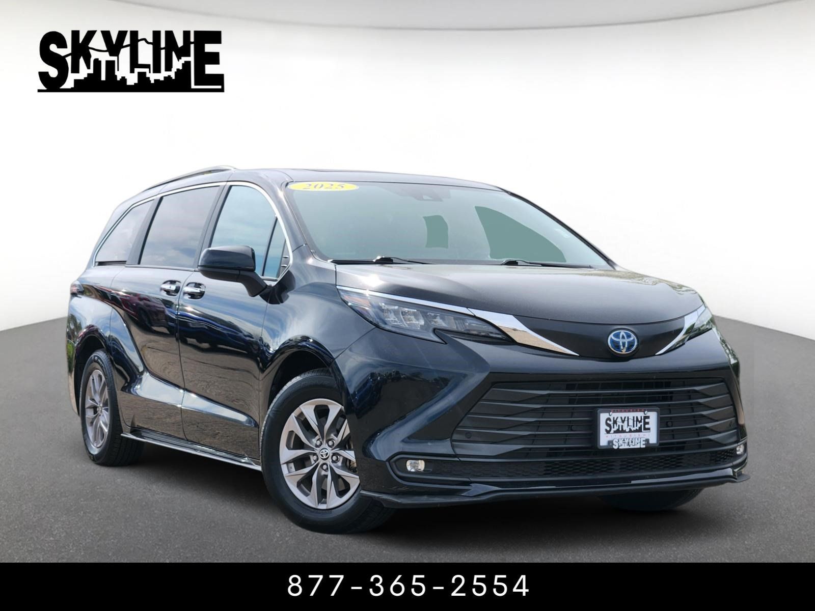 Used 2025 Toyota Sienna XLE FWD image 1