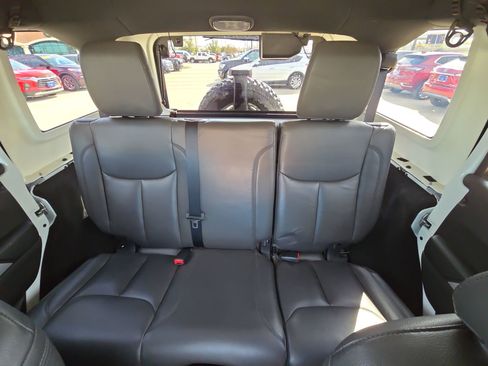 Used 2017 Jeep Wrangler Unlimited Rubicon w/ Connectivity Group image 19