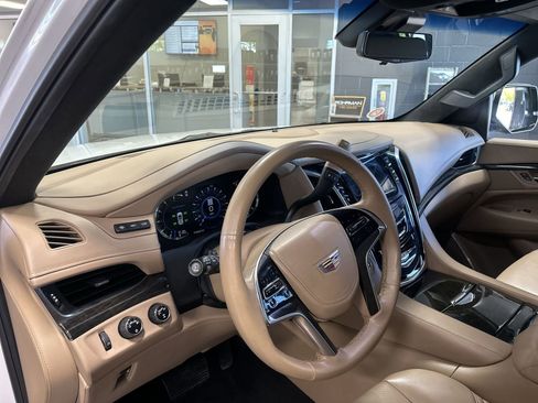 Used 2018 Cadillac Escalade Platinum AWD/4WD image 30