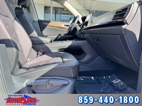 Used 2025 Volkswagen Atlas SE AWD/4WD image 51