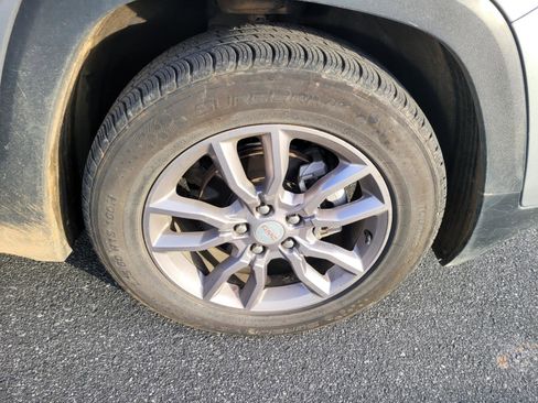 Used 2024 GMC Terrain SLT image 4