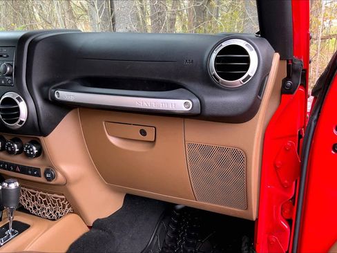 Used 2016 Jeep Wrangler Sahara w/ Connectivity Group AWD/4WD image 19