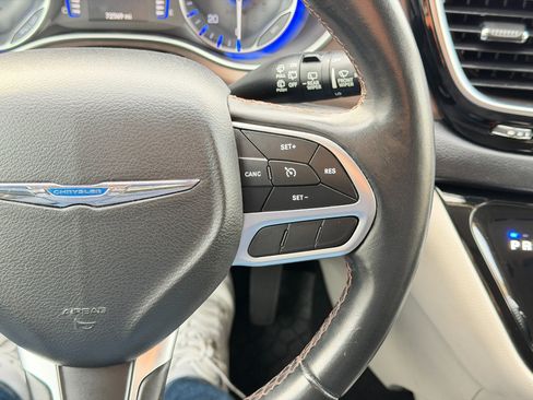 Used 2018 Chrysler Pacifica Touring-L image 64