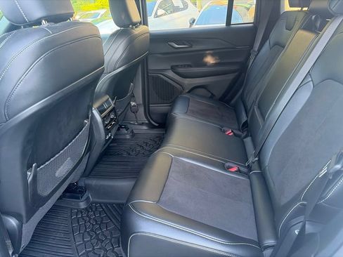 Used 2023 Jeep Grand Cherokee Altitude AWD/4WD image 16
