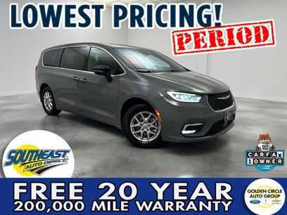 Used 2025 Chrysler Pacifica Select