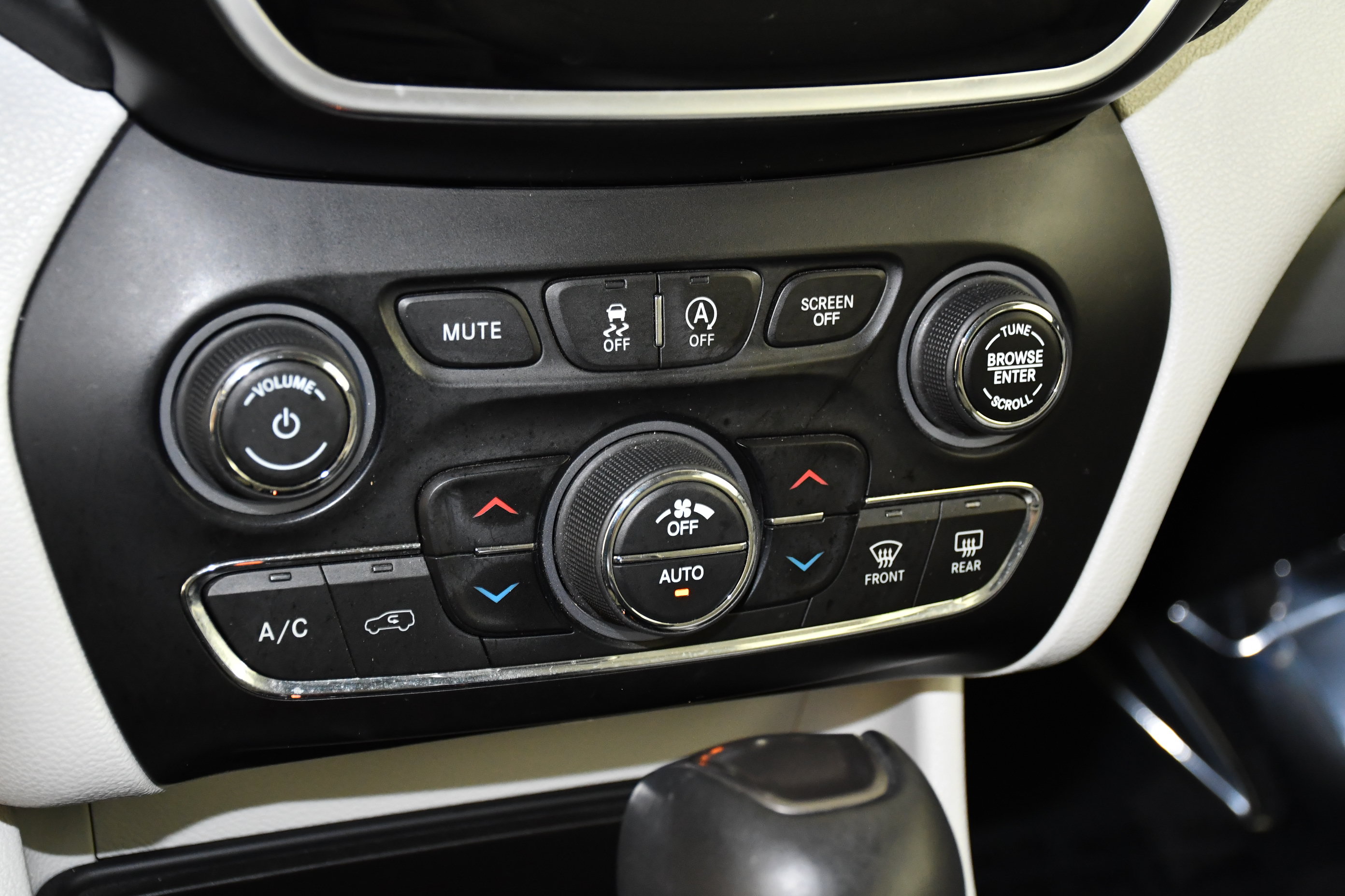 Used 2020 Jeep Cherokee Limited AWD/4WD image 29