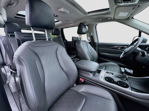 Certified 2025 Kia Carnival SX FWD image 34