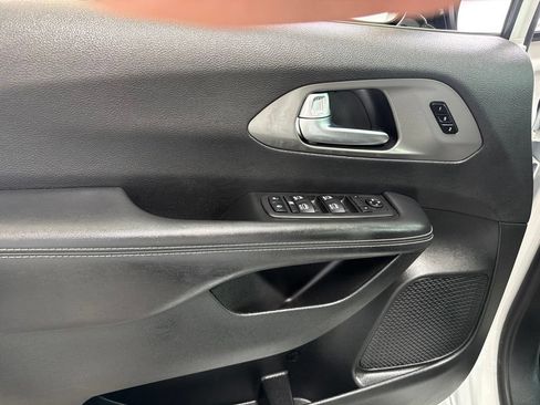 Used 2025 Chrysler Pacifica Select FWD image 20