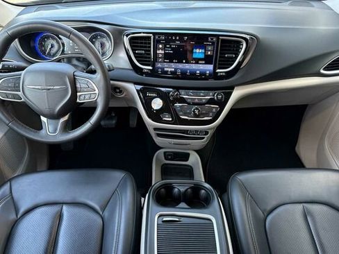 Used 2023 Chrysler Pacifica Touring-L image 13