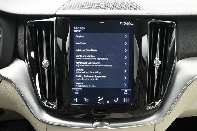 Used 2019 Volvo XC60 T5 Momentum w/ Multimedia Package FWD image 18