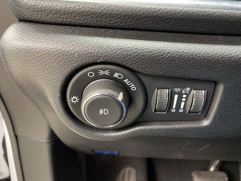 Used 2025 Chrysler Pacifica Limited FWD image 43