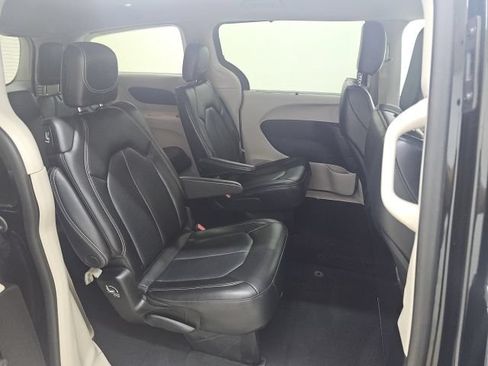 Used 2023 Chrysler Pacifica Touring-L FWD image 18