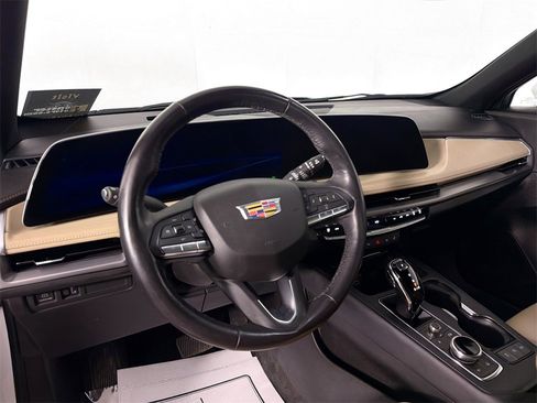 Used 2024 Cadillac XT4 Luxury image 9