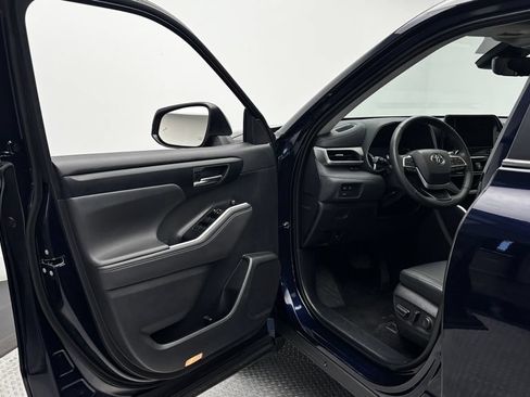 Used 2025 Toyota Highlander XLE AWD/4WD image 18