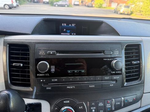 Used 2013 Toyota Sienna LE FWD image 19