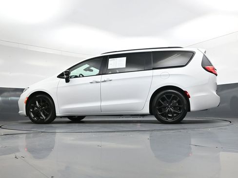 Used 2025 Chrysler Pacifica Limited FWD image 45