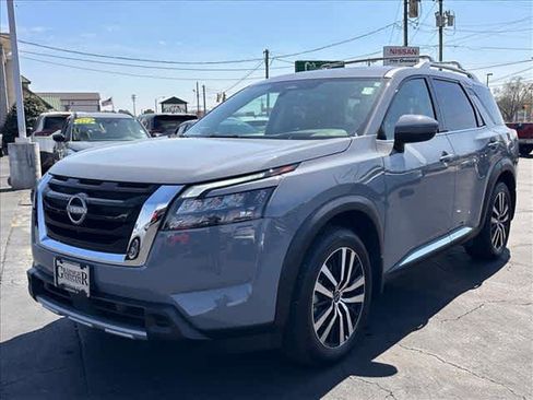 Used 2025 Nissan Pathfinder Platinum w/ Cargo Package image 7