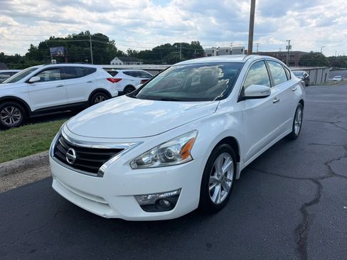 Used 2015 Nissan Altima 2.5 SV w/ Convenience Package FWD image 3