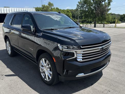 Used 2021 Chevrolet Tahoe High Country w/ Premium Package 2 AWD/4WD image 2