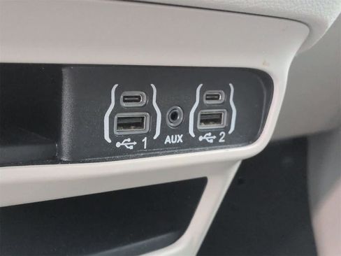 Certified 2024 Chrysler Pacifica Touring-L image 30