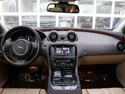 Used 2016 Jaguar XJ R-Sport image 12