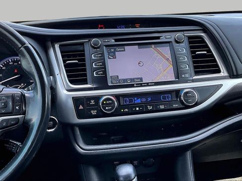 Used 2018 Toyota Highlander SE FWD image 7