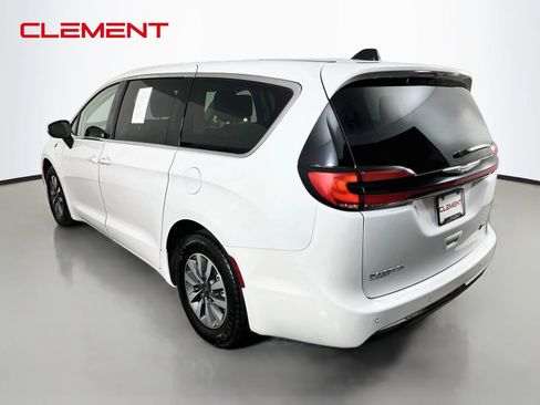 Used 2023 Chrysler Pacifica Touring-L FWD image 9