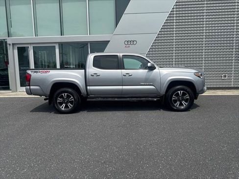 Used 2017 Toyota Tacoma TRD Sport w/ Tow Package (A/T) AWD/4WD image 2