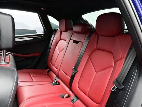 Certified 2025 Porsche Macan image 14