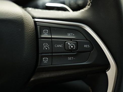 Used 2023 Jeep Grand Cherokee Limited w/ Luxury Tech Group II image 33