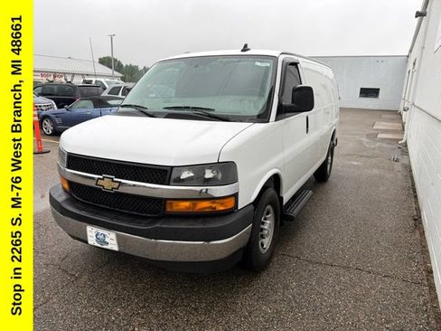 Used 2019 Chevrolet Express 3500 w/ Driver Convenience Package RWD image 6