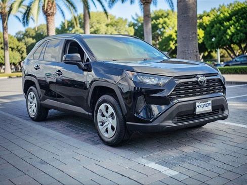 Used 2021 Toyota RAV4 LE FWD image 4