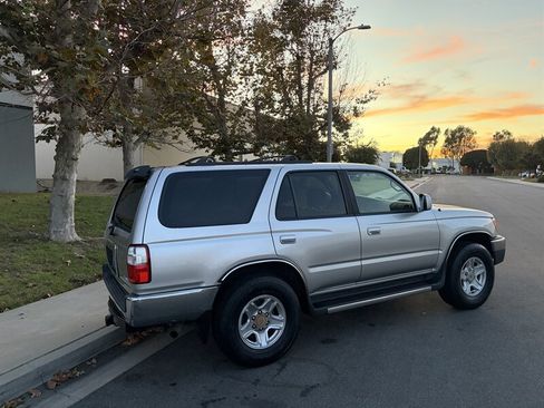 Used 2002 Toyota 4Runner SR5 w/ Upgrade Value Pkg 2 RWD image 4