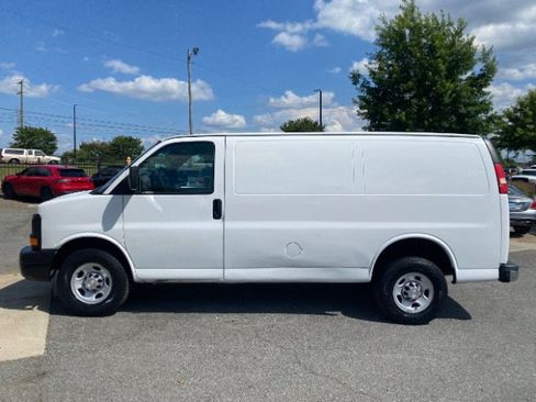 Used 2014 Chevrolet Express 2500 RWD image 2