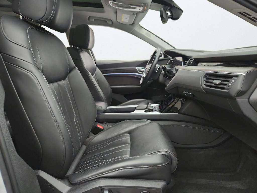 Used 2019 Audi e-tron Prestige w/ Prestige Package AWD/4WD image 30