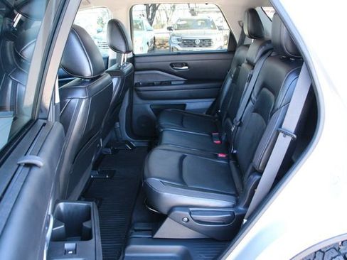 Used 2023 Nissan Pathfinder SL w/ Black Appearance Package image 39