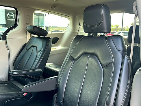 Used 2022 Chrysler Pacifica Touring-L image 19
