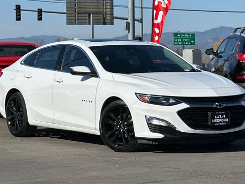 Used 2023 Chevrolet Malibu LT image 2