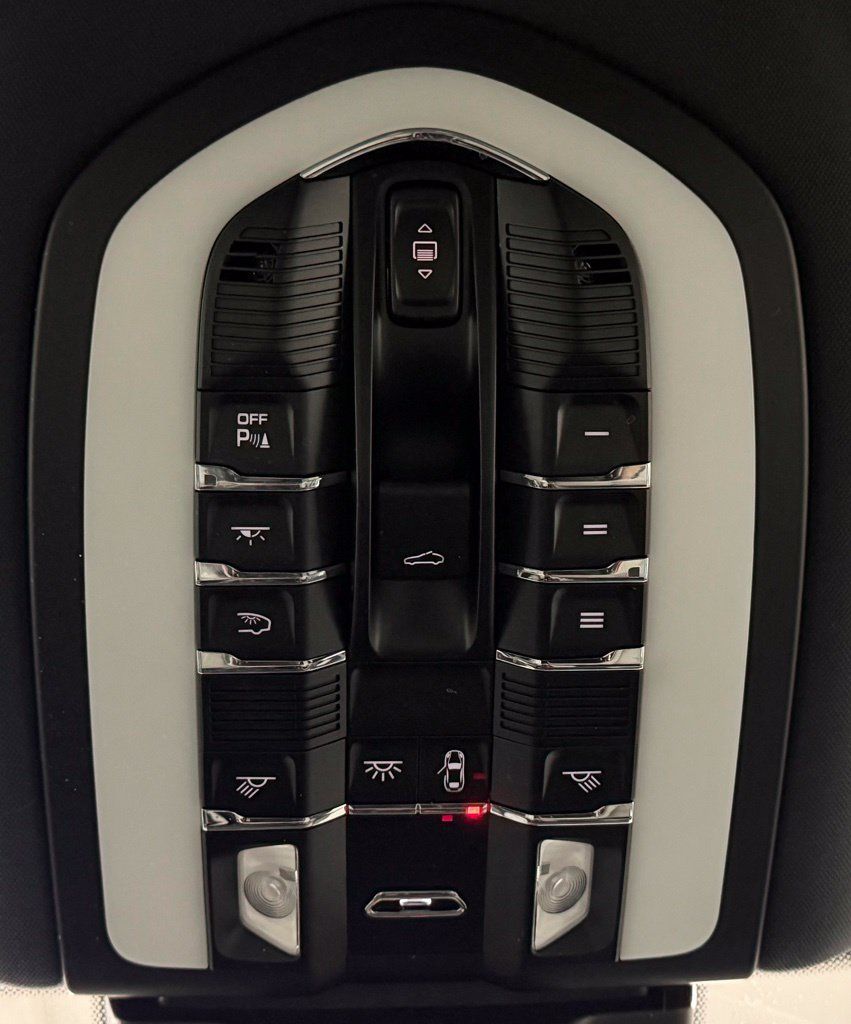 Used 2023 Porsche Macan AWD/4WD image 24
