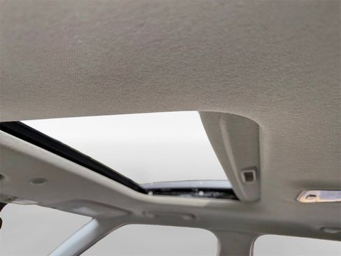 Used 2022 Hyundai Venue SEL image 23