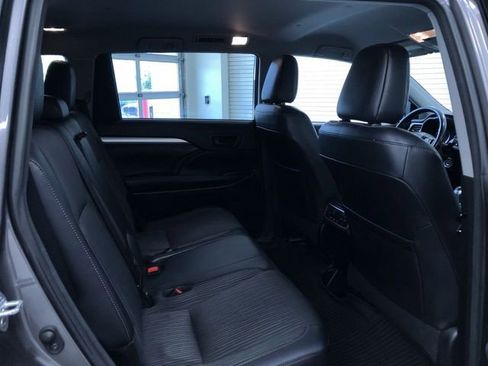 Used 2017 Toyota Highlander Plus AWD/4WD image 22