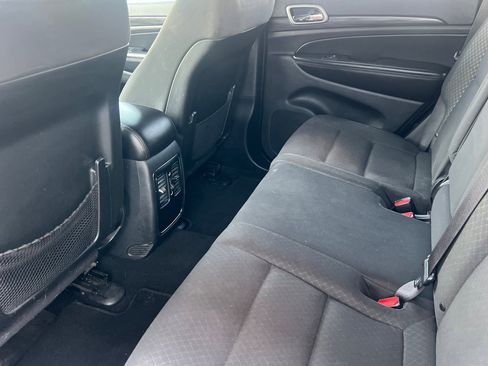 Used 2019 Jeep Grand Cherokee Laredo image 12