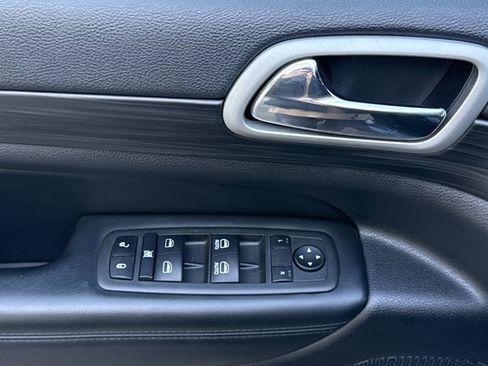 Used 2022 Jeep Grand Cherokee Laredo X image 19