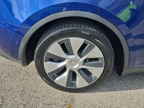 Used 2021 Tesla Model Y Long Range image 5