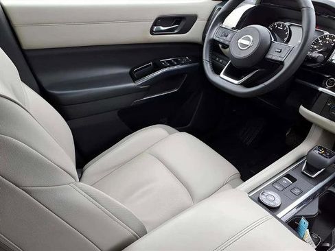 Certified 2023 Nissan Pathfinder SL w/ Lighting Package (N92) image 9