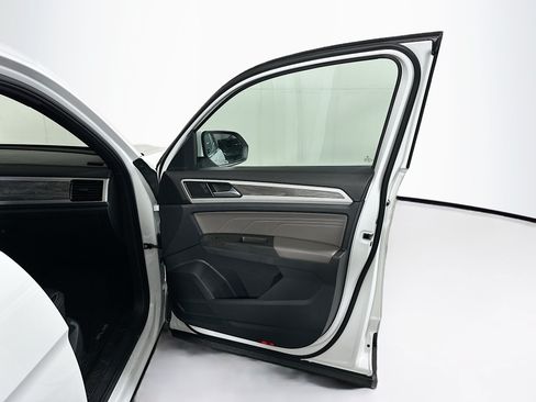 Used 2022 Volkswagen Atlas Cross Sport SE w/ Panoramic Sunroof Package FWD image 32