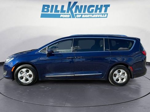 Used 2017 Chrysler Pacifica Touring-L Plus image 2