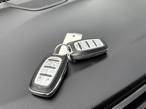 Used 2017 Chrysler Pacifica Touring-L image 40