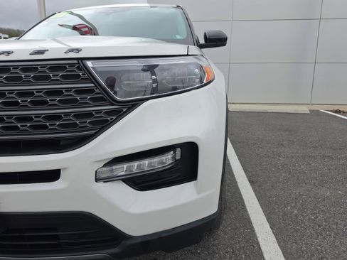 Used 2022 Ford Explorer XLT w/ Equipment Group 202A AWD/4WD image 9