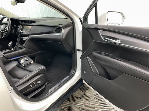 Used 2017 Cadillac XT5 Luxury w/ Driver Awareness Package image 40